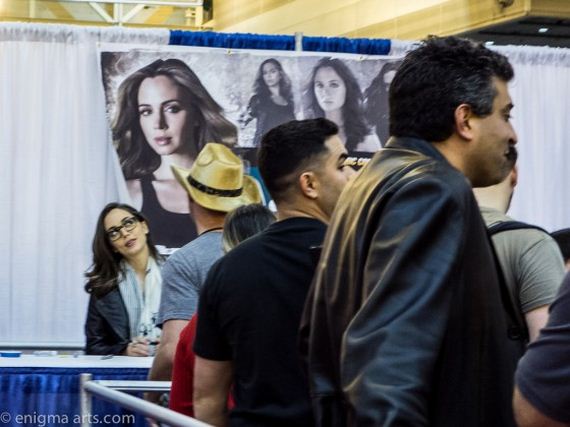 eliza-dushku-wearing-geeky-glasses