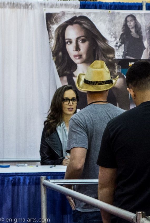 eliza-dushku-wearing-geeky-glasses