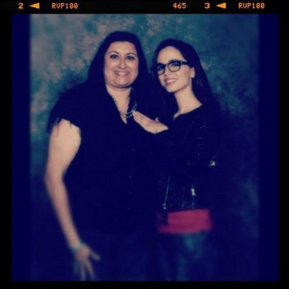 eliza-dushku-wearing-geeky-glasses