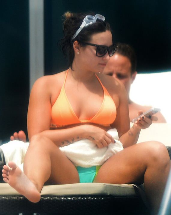 gallery_enlarged-Demi-Lovato-Bikini-Crotch