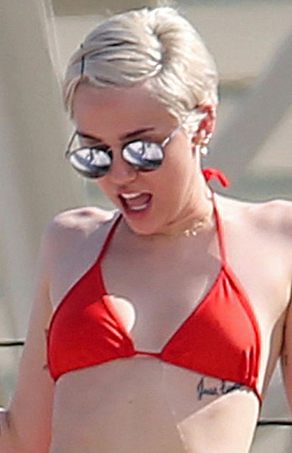 gallery_enlarged-Miley-Cyrus-Bikini