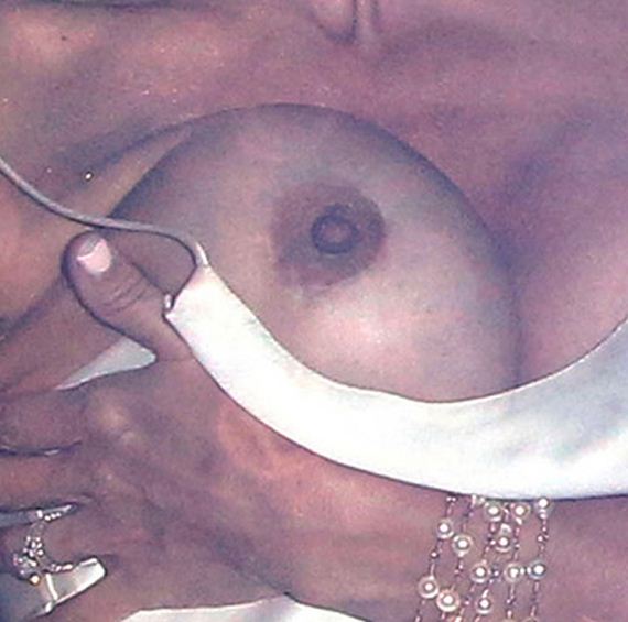 gallery_enlarged-Pam-Anderson-Massive-Malfunction