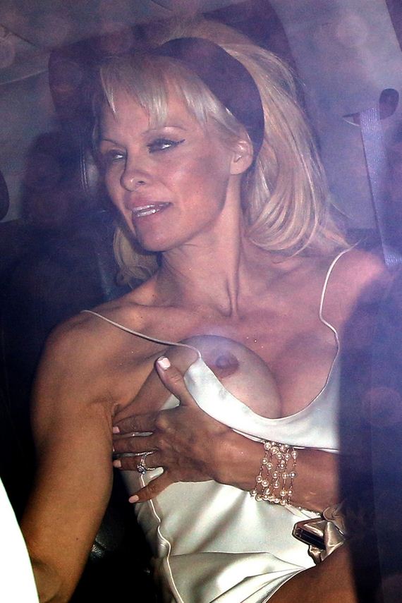 gallery_enlarged-Pam-Anderson-Massive-Malfunction