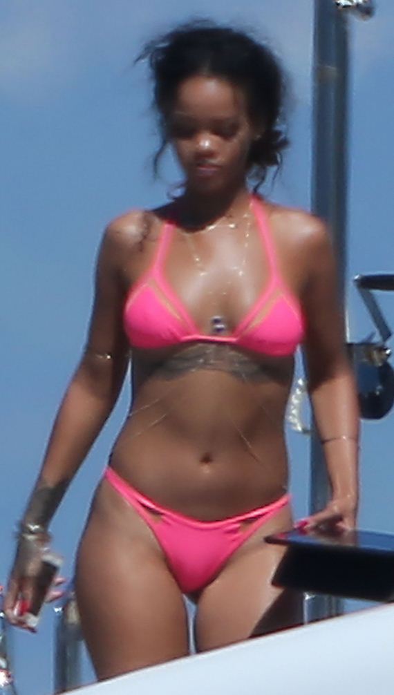 gallery_enlarged-Rihanna-Pink-Bikini-1