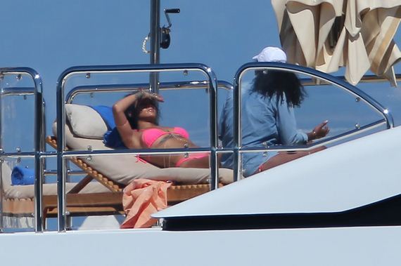 gallery_enlarged-Rihanna-Pink-Bikini