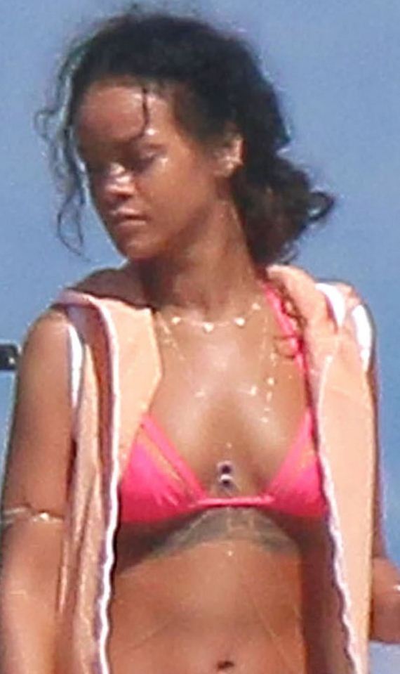 gallery_enlarged-Rihanna-Pink-Bikini