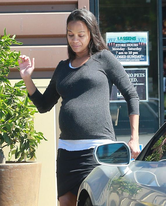 gallery_enlarged-Zoe-Saldana-No-Bra