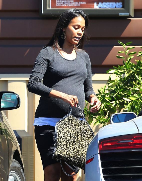gallery_enlarged-Zoe-Saldana-No-Bra
