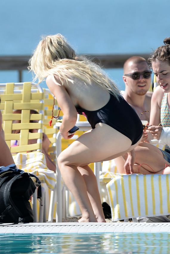 gallery_enlarged-ellie-goulding