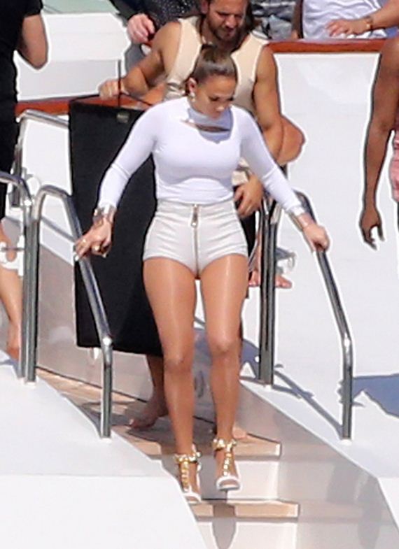 gallery_enlarged-jennifer-lopez-yacht-music