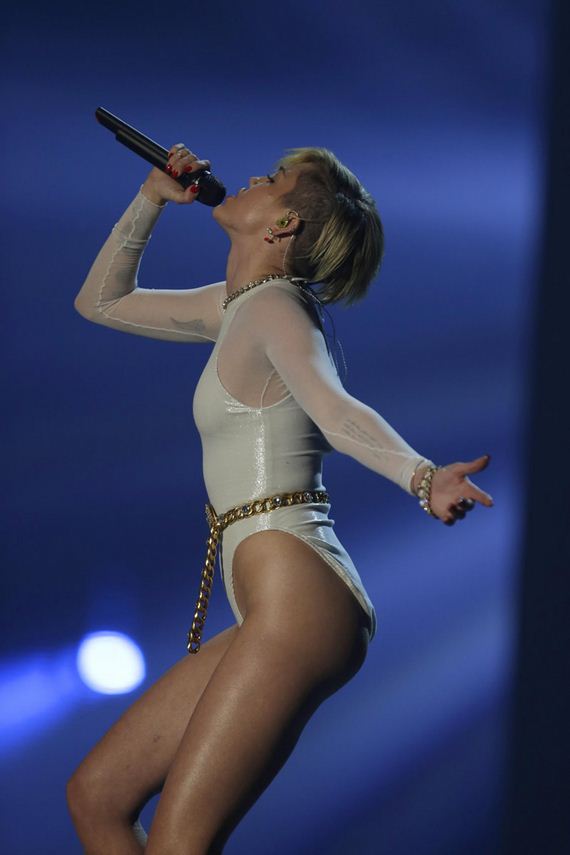 gallery_enlarged-miley-cyrus-ema-pictures