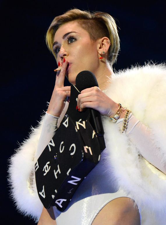 gallery_enlarged-miley-cyrus-ema-pictures