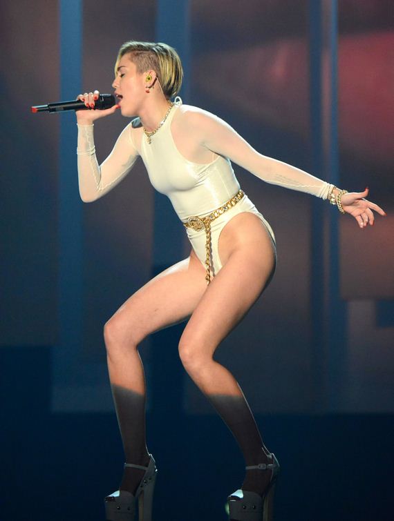 gallery_enlarged-miley-cyrus-ema-pictures