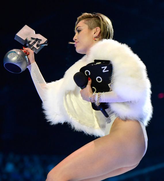 gallery_enlarged-miley-cyrus-ema-pictures