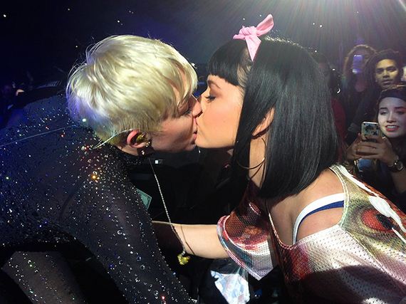 gallery_enlarged-miley-cyrus-katy-perry-kiss