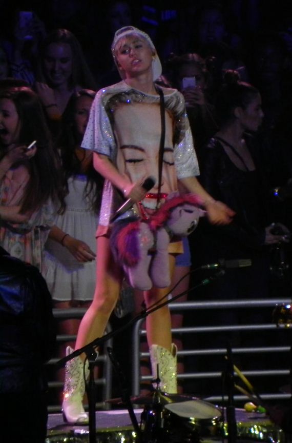 gallery_enlarged-miley-cyrus-katy-perry-kiss