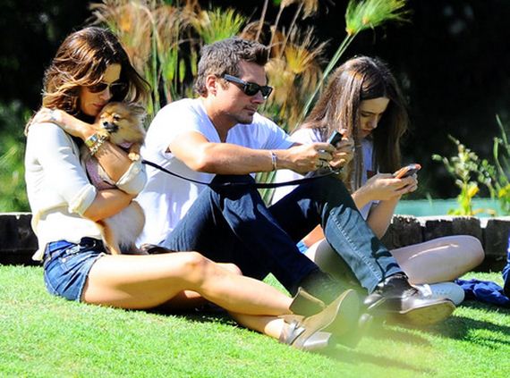 gallery_main-Kate-Beckinsale-Park-Lounging