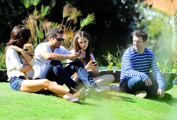 gallery_main-Kate-Beckinsale-Park-Lounging