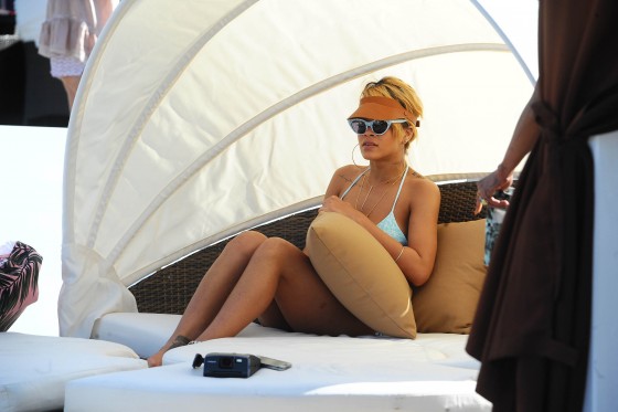 rihanna-bikini-pictures