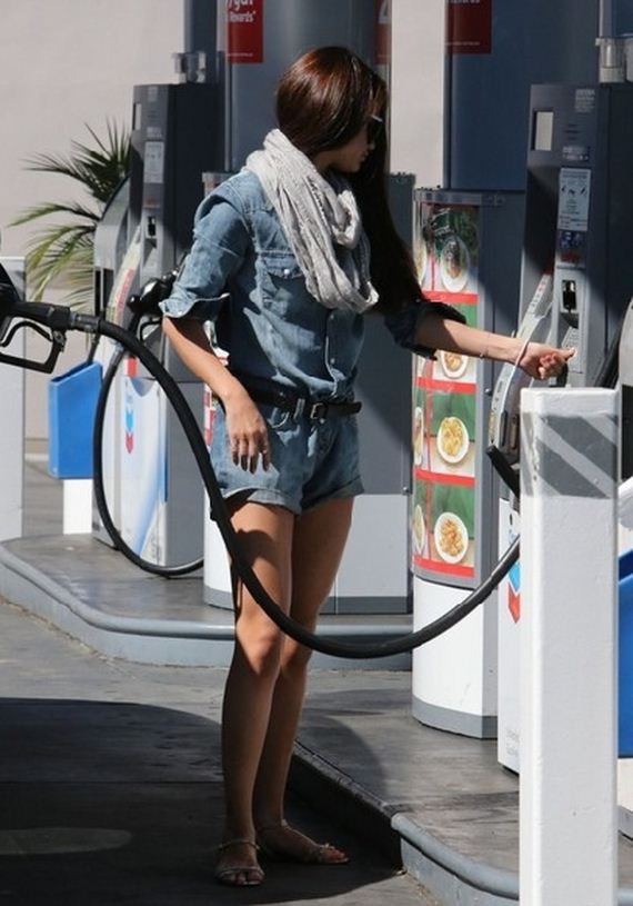 selena-gomez-stops