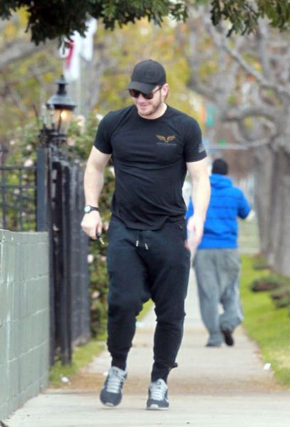 Chris-Pratt-Laughs-After-Trying-Jump-Over-Wall