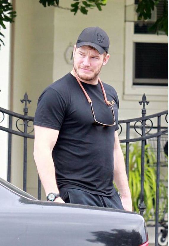 Chris-Pratt-Laughs-After-Trying-Jump-Over-Wall