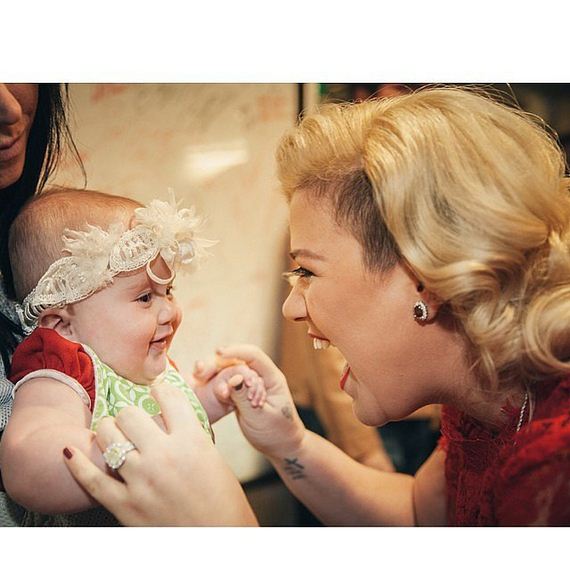 Kelly-Clarkson-Baby-Daughter-Picture-Santa