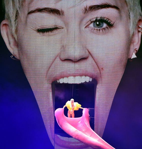 gallery_enlarged-Miley-Cyrus-Crotch