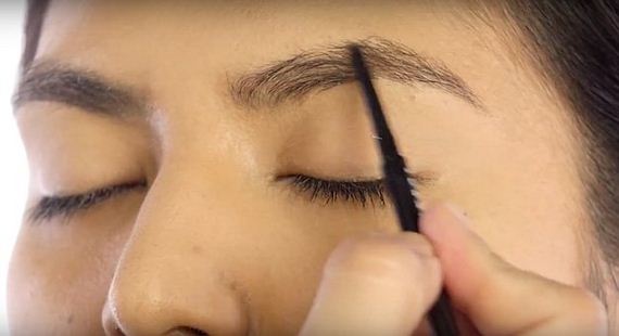 08-chrissy-teigen-makeup-tutorial-feature