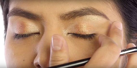 13-chrissy-teigen-makeup-tutorial-feature