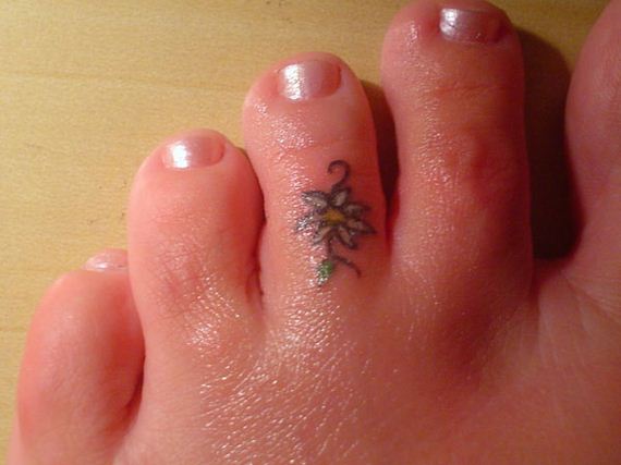 14-sensible-small-flower-tattoos