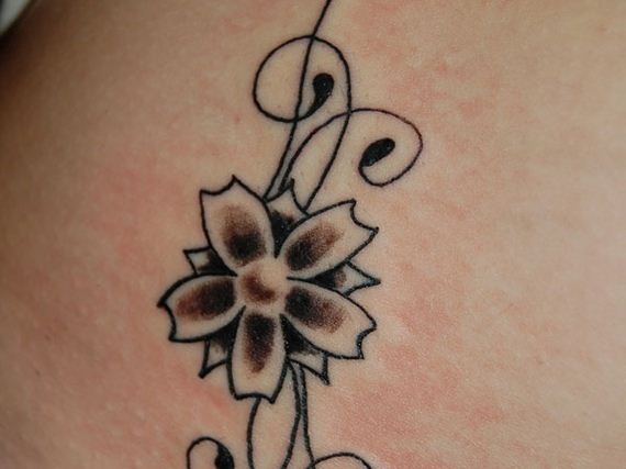 18-sensible-small-flower-tattoos