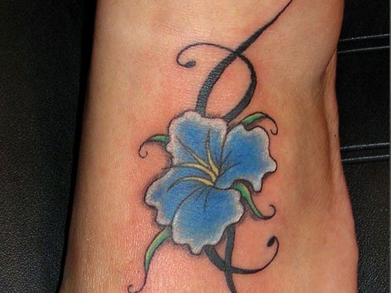 19-sensible-small-flower-tattoos