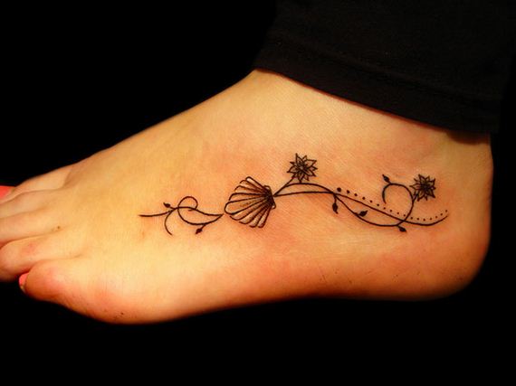 22-sensible-small-flower-tattoos