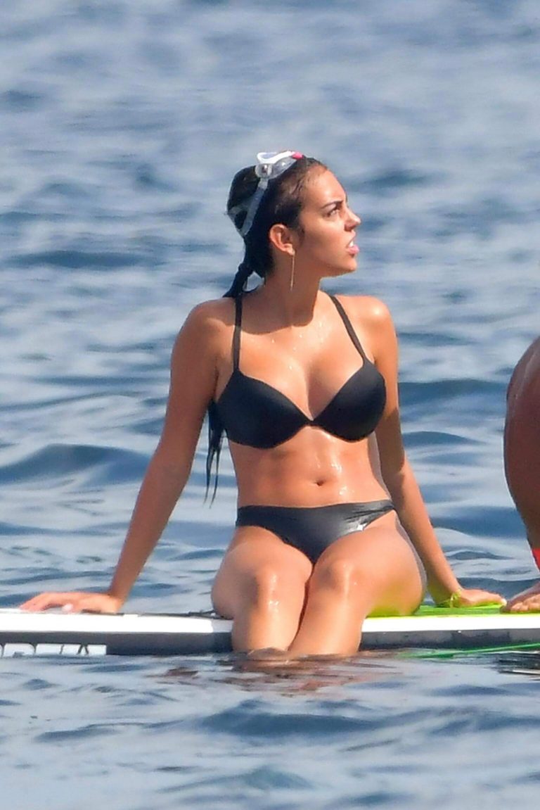 These sexy Georgina Rodriguez bikini photos will make you wonder how someon...