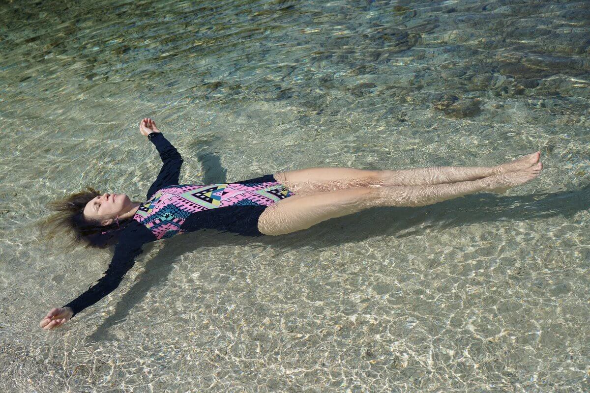 These sexy Vera Farmiga bikini photos will make you wonder how someone so b...