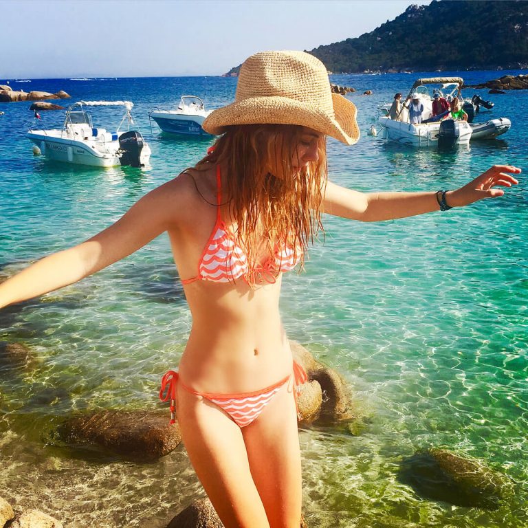 These sexy Emilia Jones bikini photos will make you wonder how someone so b...