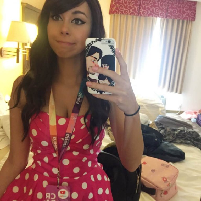 Yes, she is a very sexy actress and Shoe0nhead’s bra and breast size... 