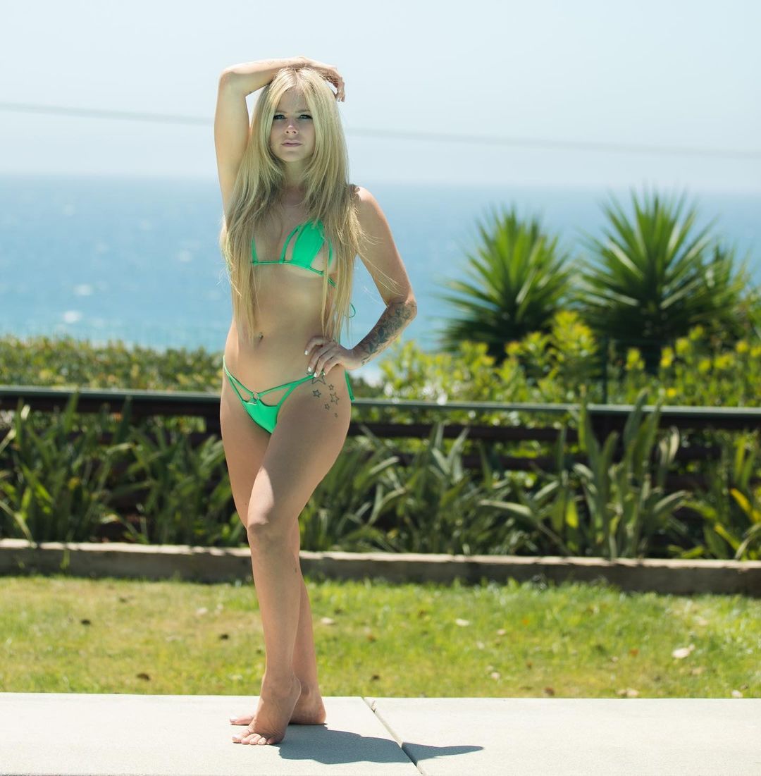 The Hottest Avril Lavigne Photos Around The Net.