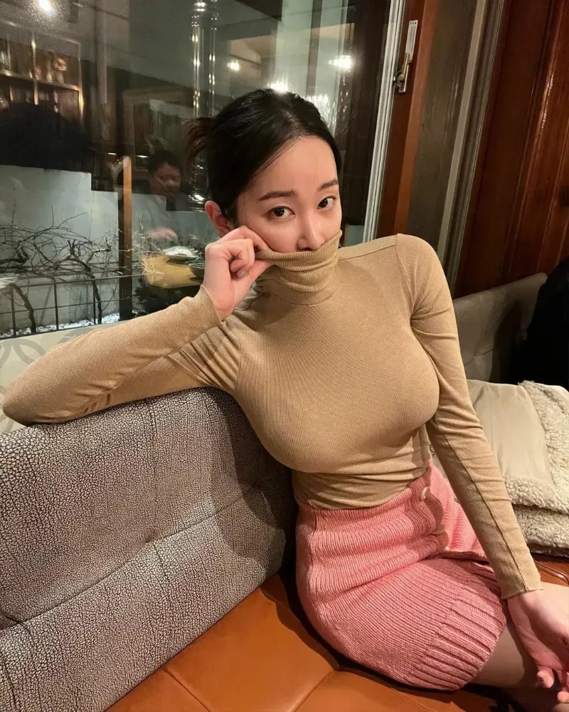The actress Jong-seo is sort of cute and... 