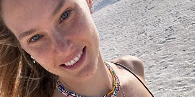 Bar Refaeli is having a wonderful time on her beach vacation