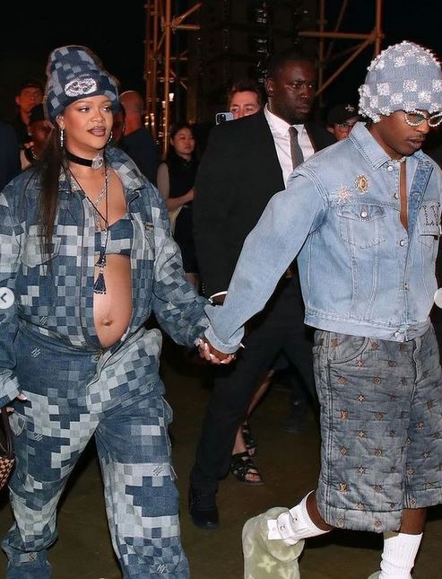 Rihanna promotes while proudly displaying her bump - 12thBlog