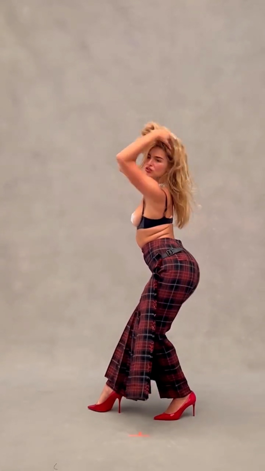Addison Rae Turned the VMA Stage Into Her Own Personal Boudoir! - 12thBLOG